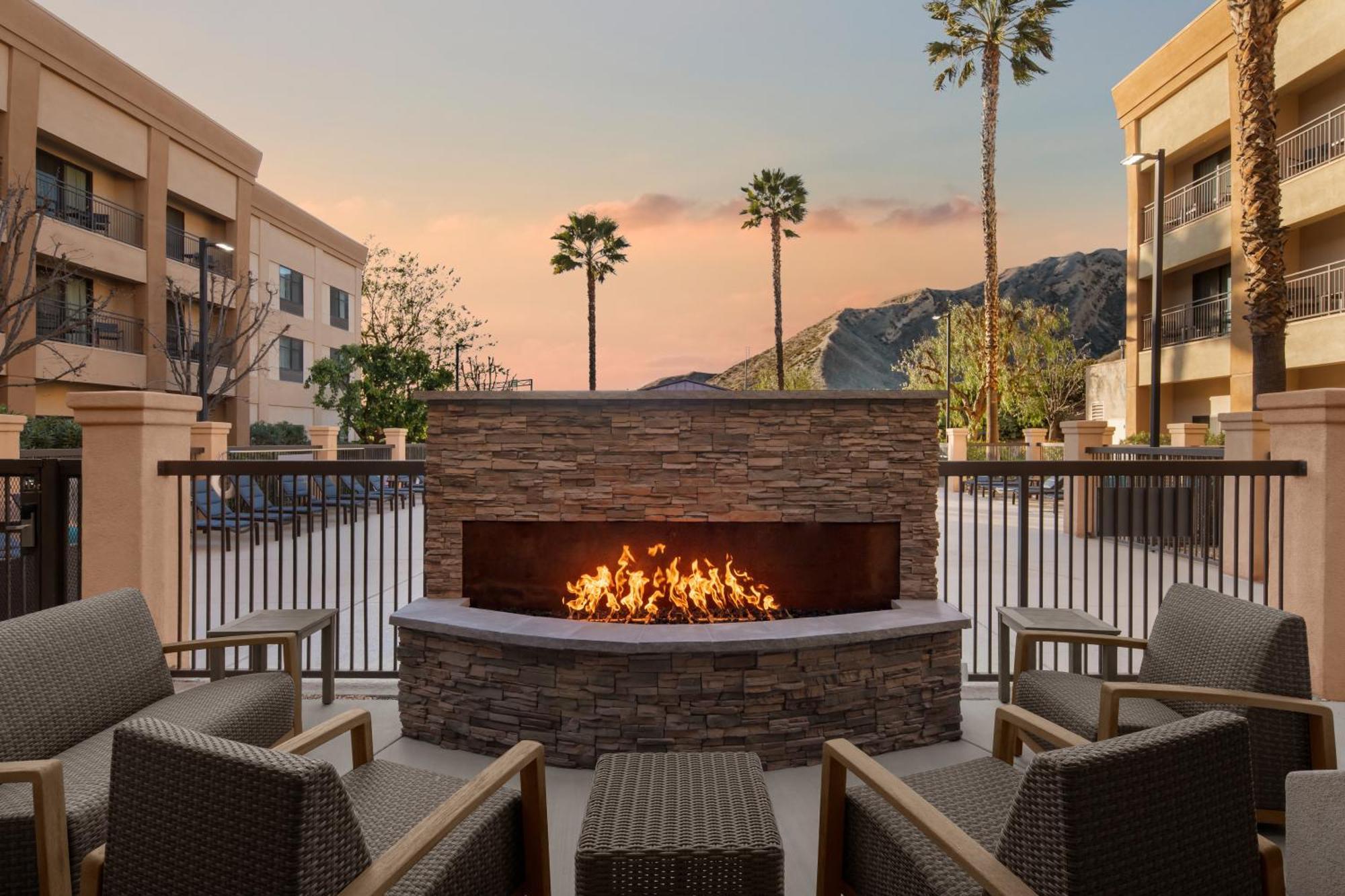 Courtyard By Marriott Santa Clarita Valencia Hotel Luaran gambar